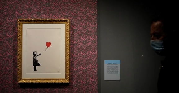 Doi bărbaţi inculpaţi după ce o operă de artă Banksy a fost furată dintr-o galerie din Londra