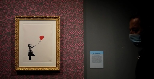 Doi bărbaţi inculpaţi după ce o operă de artă Banksy a fost furată dintr-o galerie din Londra