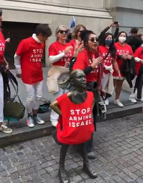 Fotografa şi activista Nan Goldin, printre cei 200 de activişti evrei arestaţi la protestul pentru Palestina din New York/ VIDEO