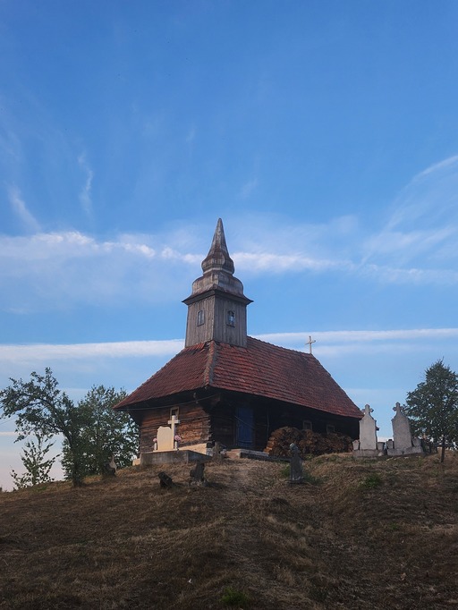 Bihor: Biserică de lemn din secolul XVIII, monument istoric, restaurată de voluntari şi meşteri locali / Un meşter englez care studiază tehnicile de şindrilă din Europa s-a alăturat proiectului - FOTO
