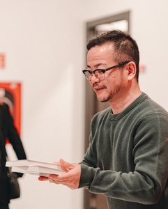 Scriitorul japonez Toshikazu Kawaguchi, despre volumul „Înainte să ne luăm rămas-bun” lansat la Bucureşti: „Poate fi o soluţie pentru cei care şi-au pierdut persoane dragi”