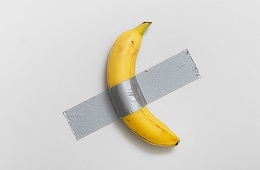 Banana lipită cu bandă adezivă a lui Maurizio Cattelan ar putea fi adjudecată pentru 1,5 milioane de dolari în licitaţia de la New York