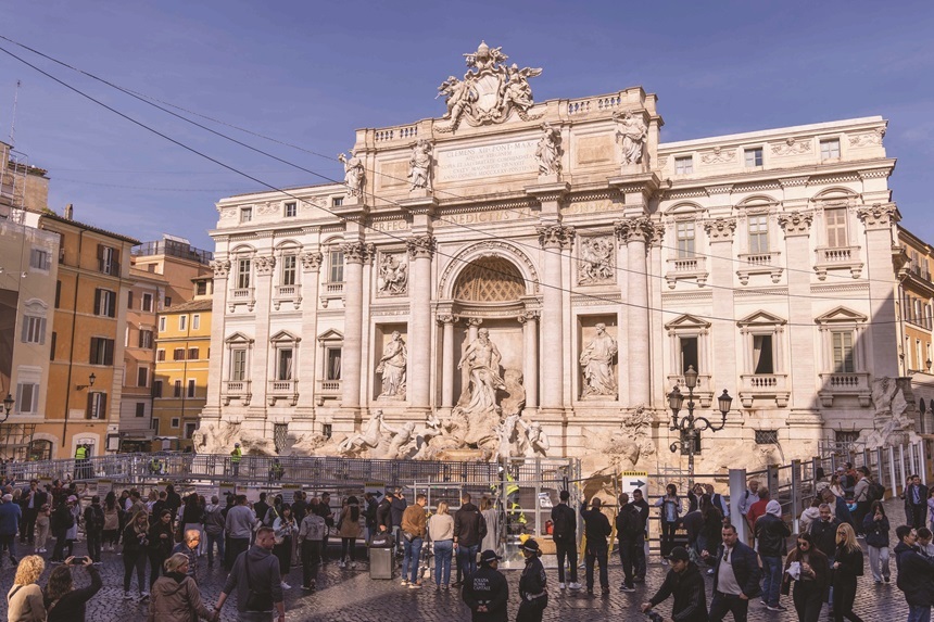 Autorităţile de la Roma au instalat o pasarelă peste Fontana di Trevi în timpul renovării/ FOTO