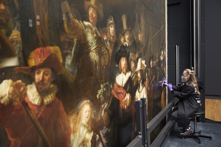 Opt conservatori de la Rijksmuseum au început restaurarea pânzei „The Night Watch” de Rembrandt/ FOTO