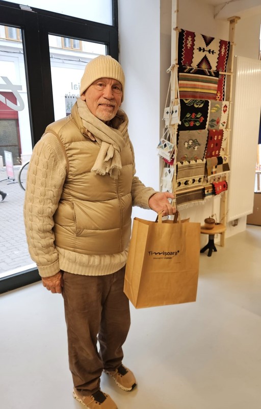 John Malkovich, în primul magazin oficial de suveniruri al Timişoarei / Dominic Fritz, mesaj către timişoreni: Dacă vă vin prietenii, copiii sau colegii în vizită de sărbători, neapărat să-i duceţi la magazinul de pe str. Alba Iulia - FOTO

