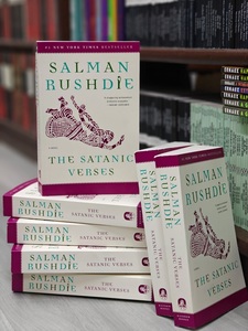 Romanul "Versetele satanice" de Salman Rushdie a revenit în librăriile indiene