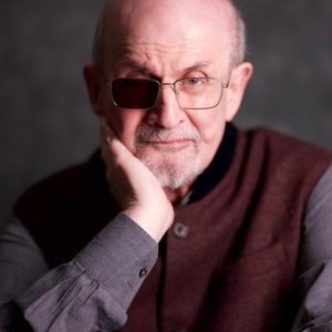 Romancierul Salman Rushdie se confruntă cu agresorul său în sala de judecată din New York / Prima întâlnire între cei doi de la atacul cu cuţitul din 2022 / ”La un moment dat am crezut că mor”, a declarat Rushdie, care a fost înjunghiat de 15 ori