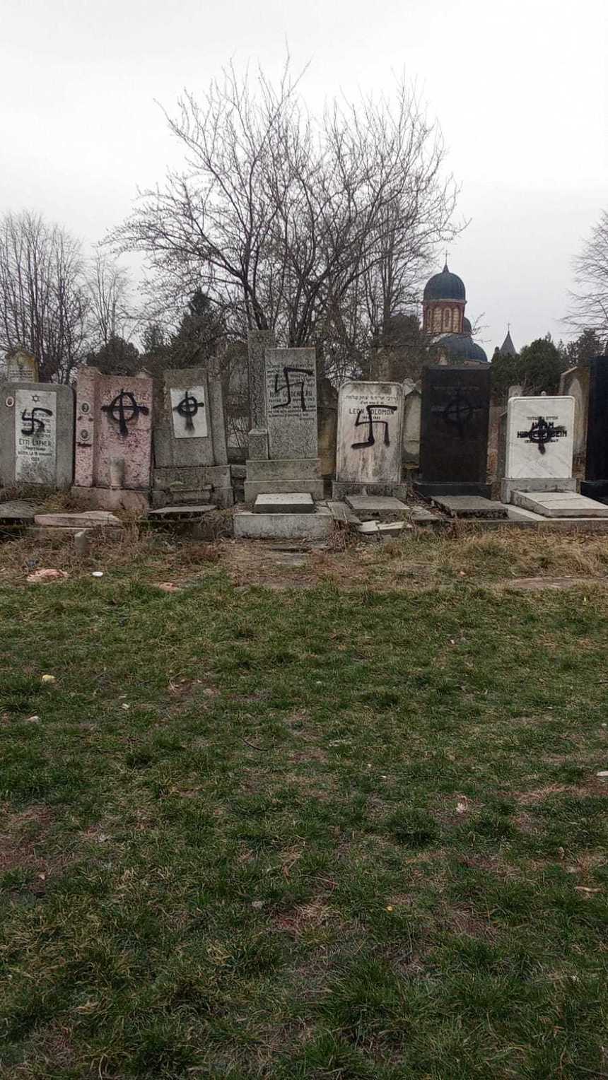 Monumente din Cimitirul evreiesc din Bacău, vandalizate - Institutul National pentru Studierea Holocaustului din România ”Elie Wiesel” distribuie imagini - FOTO