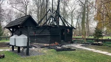 Muzeul Satului Bănăţean anunţă că o parte dintre elementele de patrimoniu ale bisericii vechi de aproape 300 de ani, care a ars noaptea trecută, nu se aflau în interiorul acesteia / Muzeul va fi închis în perioada următoare