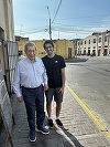 Scriitorul Mario Vargas Llosa pe străzile din Lima, înainte de împlinirea vârstei de 89 de ani