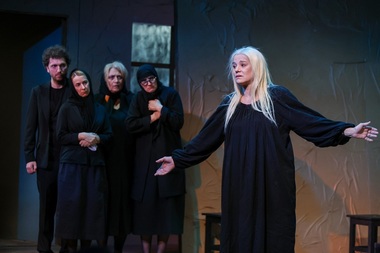 „Moroi şi păpădii” de Gavril Pătru, premieră la Teatrul Naţional din Bucureşti