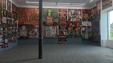 Revoltă online după vernisajul unei expoziţii considerată antisemită. Artistul a apărut cu svastici, aplaudat de public/ „Această expoziţie trebuie interzisă”/ Ce spune curatorul