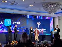 Gala News.ro - Regizorul Bogdan Mureşanu şi echipa filmului ”Anul Nou care n-a fost”, Premiul “Diplomaţie prin cinematografie”. Mureşanu: Vrem să arătăm că există şi o altfel de Românie, nu numai cea retrogradă, una care vrea să ne arunce în trecut