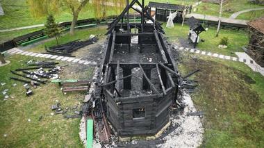 Biserica de lemn de la Muzeul Satului Bănăţean din Timişoara, care a ars într-un incendiu, va fi restaurată de CJ Timiş / Alfred Simonis: Îi îndemn pe care care au vrut să facă donaţii să ni se alăture să sprijinim cazuri sociale