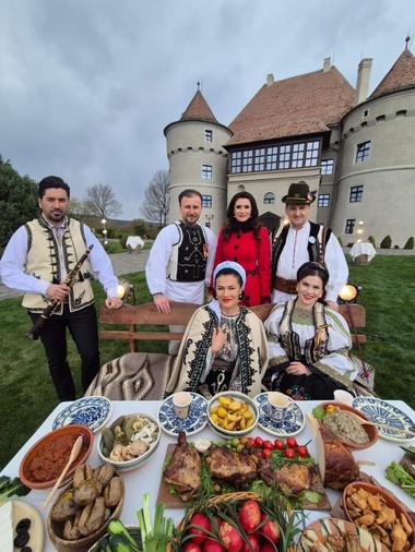 Emisiunea "La masa de Paşti", de 24 de ani la TVR 1. Ediţia din acest an este filmată la Castelul Bethlen Haller - FOTO
