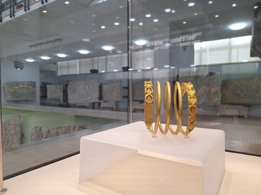 Ernest Oberländer-Târnoveanu: Cea mai grea brăţară dacică regală de aur recuperată până acum, 100% autentică, prezintă o decoraţie specială: dragon cu cap de reptilă şi mamifer