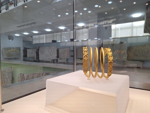 Ernest Oberländer-Târnoveanu: Cea mai grea brăţară dacică regală de aur recuperată până acum, 100% autentică, prezintă o decoraţie specială: dragon cu cap de reptilă şi mamifer