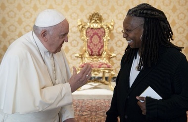 Whoopi Goldberg, JD Vance, regele Charles şi alţii îi aduc un omagiu Papei Francisc: „El şi-a amintit că dragostea lui Hristos îl învăluie şi pe credincios şi pe necredincios”