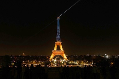 Turnul Eiffel nu va fi luminat în această seară, în semn de omagiu adus Suveranului Pontif