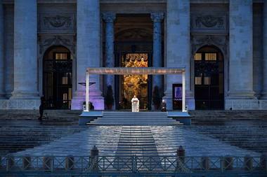Momentul tulburător din urmă cu cinci ani, când Papa Francisc s-a rugat singur în ploaie, în Piaţa San Pietro, pustie din cauza pandemiei: „Suntem în aceeaşi barcă, toţi fragili şi dezorientaţi, dar în acelaşi timp importanţi şi necesari” FOTO
