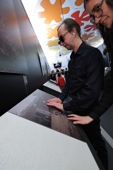 "World Unseen", expoziţia de fotografie care se vede cu ochelari speciali ce simulează cele mai frecvente şase deficienţe de vedere, ajunge la Iaşi