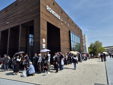 Expo 2025 - Japonezii stau la coadă în faţa Pavilionului României din Osaka pentru a-i asculta pe tinerii artişti ai Universităţii Naţionale de Muzică Bucureşti