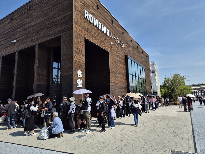 Expo 2025 - Japonezii stau la coadă în faţa Pavilionului României din Osaka pentru a-i asculta pe tinerii artişti ai Universităţii Naţionale de Muzică Bucureşti