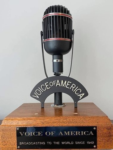 Postul de radio Vocea Americii, pe care Trump vrea să îl desfiinţeze, îşi va relua emisia