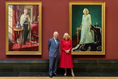 Charles al III-lea şi Camilla au prezentat două noi portrete oficiale pentru a doua aniversare a încoronării lor