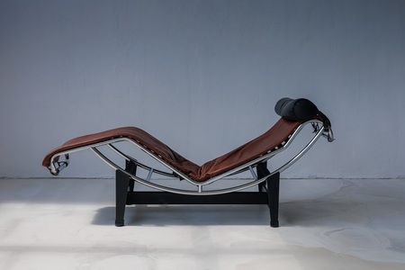 Piese de mobilier emblematice, semnate de Le Corbusier, Patricia Urquiola sau Marcel Breuer, expuse în fosta locuinţă a sculptoriţei Henrietta Cihoschi 