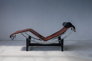 Piese de mobilier emblematice, semnate de Le Corbusier, Patricia Urquiola sau Marcel Breuer, expuse în fosta locuinţă a sculptoriţei Henrietta Cihoschi