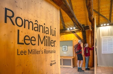 Cea mai amplă expoziţie din România dedicată fotografei Lee Miller s-a deschis la casa Regelui Charles din Viscri - FOTO