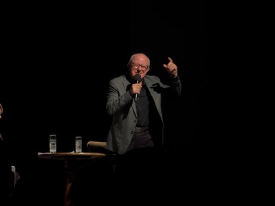 Piesă de teatru în care urma să joace Mihai Mălaimare, anulată la Iaşi, după ce actorul a scris pe Facebook: „Turul II vine ca un val imens şi veţi ajunge în canal, sau la canal!". Universitatea de Arte Iaşi: Condamnăm orice manifestare de tip extremist