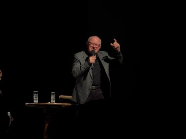Piesă de teatru în care urma să joace Mihai Mălaimare, anulată la Iaşi, după ce actorul a scris pe Facebook: „Turul II vine ca un val imens şi veţi ajunge în canal, sau la canal!". Universitatea de Arte Iaşi: Condamnăm orice manifestare de tip extremist