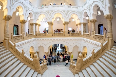 Tururi ghidate, expoziţii şi muzică live, la Primăria Capitalei de Noaptea Europeană a Muzeelor