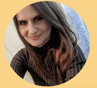 Scriitoarea Cătălina Florina Florescu, stabilită de peste două decenii în SUA, lansează un volum despre discriminare, traumă şi puterea vindecătoare a teatrului scris de femei