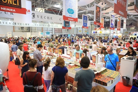 Bookfest 2025 - Cei mai importanţi autori ai momentului şi cele mai bune cărţi îi aşteaptă pe cititori la cele aproape 160 de standuri/ Lansări şi dezbateri 