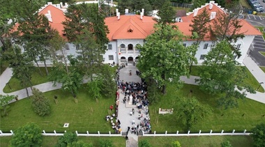 Fosta Şcoală de Cavalerie din Târgovişte, unde au avut loc procesul şi execuţia soţilor Ceauşescu, a fost inaugurată după restaurare/ FOTO