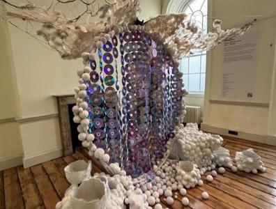 O instalaţie despre identitate, sustenabilitate şi artă colectivă reprezintă România la Bienala de Design de la Londra