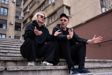 Artiştii Peca Ştefan şi Cinty Ionescu fac o radiografie a teatrului care se face altfel în România, la finalul turneului „2025: Nouameapiesă?”