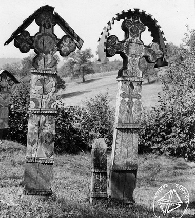„Moşii de vară” - Cei răposaţi sunt pomeniţi sâmbătă, după rânduielile religiei creştine. Se împart oale împodobite cu flori şi cu un colac deasupra