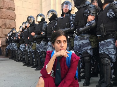 O membră a grupului Pussy Riot "se întoarce" în celulă, pentru a avertiza asupra răspândirii autoritarismului