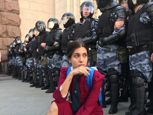 O membră a grupului Pussy Riot "se întoarce" în celulă, pentru a avertiza asupra răspândirii autoritarismului