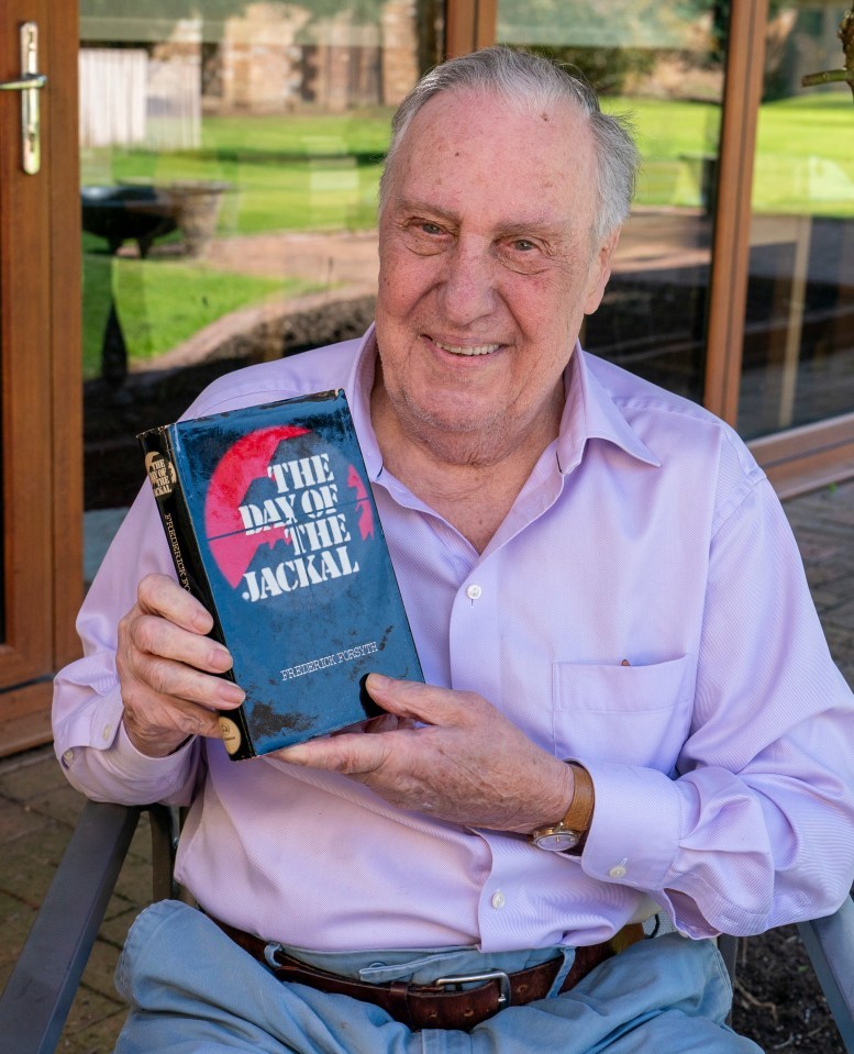Scriitorul britanic Frederick Forsyth, maestru al romanului de spionaj, a murit la 86 de ani. Autorul romanului „Ziua Şacalului” a fost informator al MI6