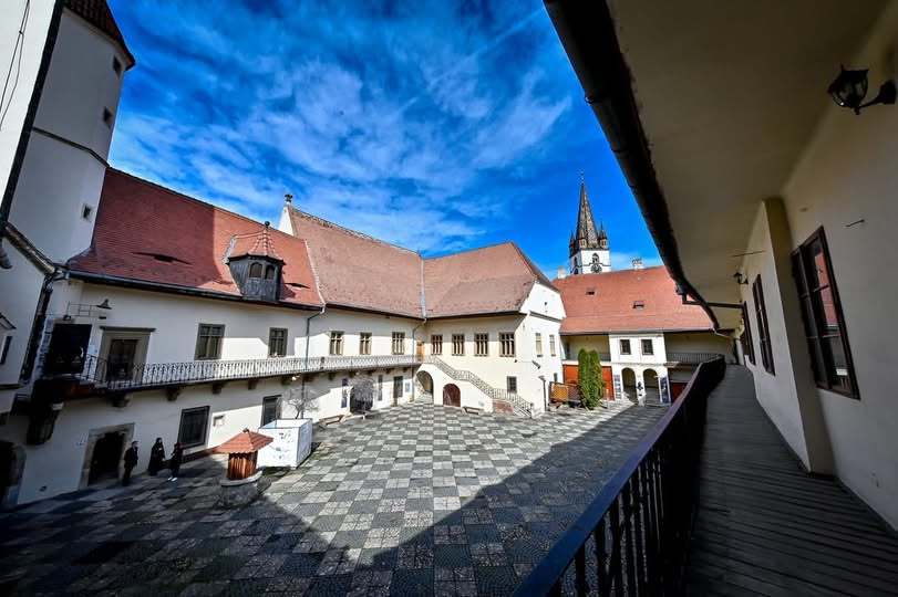 Ministrul Culturii a trimis Corpul de Control la Muzeul Naţional Brukenthal, după controversa stârnită de concertul la care a participat Andrew Tate. Poziţia managerului interimar