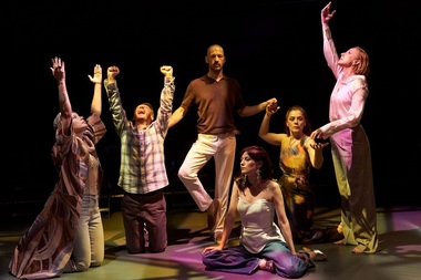 „Nimic nu e întâmplător”, un spectacol inspirat de teatralitatea constelaţiilor familiale, la Teatrul Naţional din Bucureşti