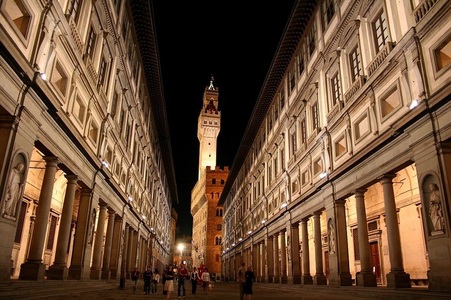 Un turist a deteriorat o pictură din secolul al XVIII-lea, în timp ce poza la Galeriile Uffizi din Florenţa/ VIDEO