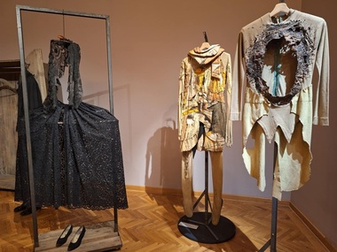 FITS 2025 - Sculpturi în pânză de Tadeusz Kantor. Expoziţia dedicată costumelor ca obiecte de artă ale regizorului polonez este deschisă la Brukenthal/ FOTO