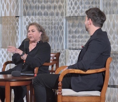 Kathleen Turner, la FITS, mărturiseşte că teatrul îi oferă mai multă satisfacţie decât filmul: „Când intru pe scenă simt că sunt acasă. Mă simt mai bine decât la momentul aplauzelor”