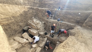 Podoabe de aur, sticlă şi bronz, două sarcofage cu elemente sculptate şi pictate din calcar şi marmură, descoperite în situl „Necropola tumulară a oraşului antic Callatis”/ FOTO